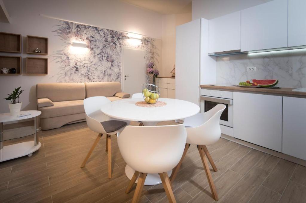 J&j With Swimming Pool Apartment Podstrana
