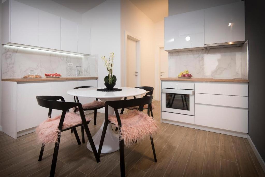 J&j With Swimming Pool Apartment Podstrana