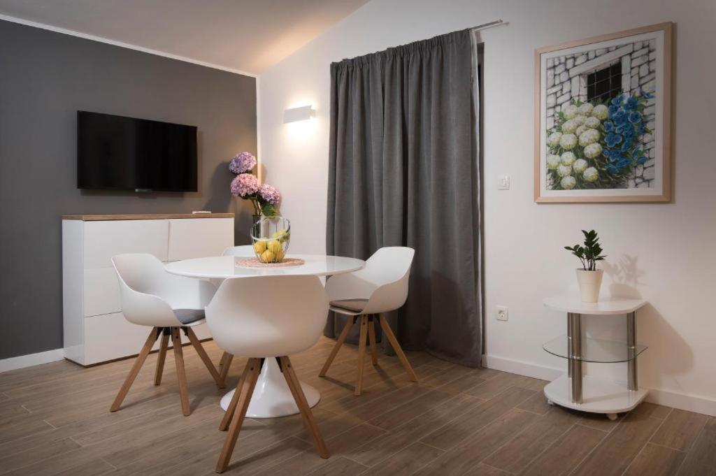 Apartment J&j With Swimming Pool Podstrana