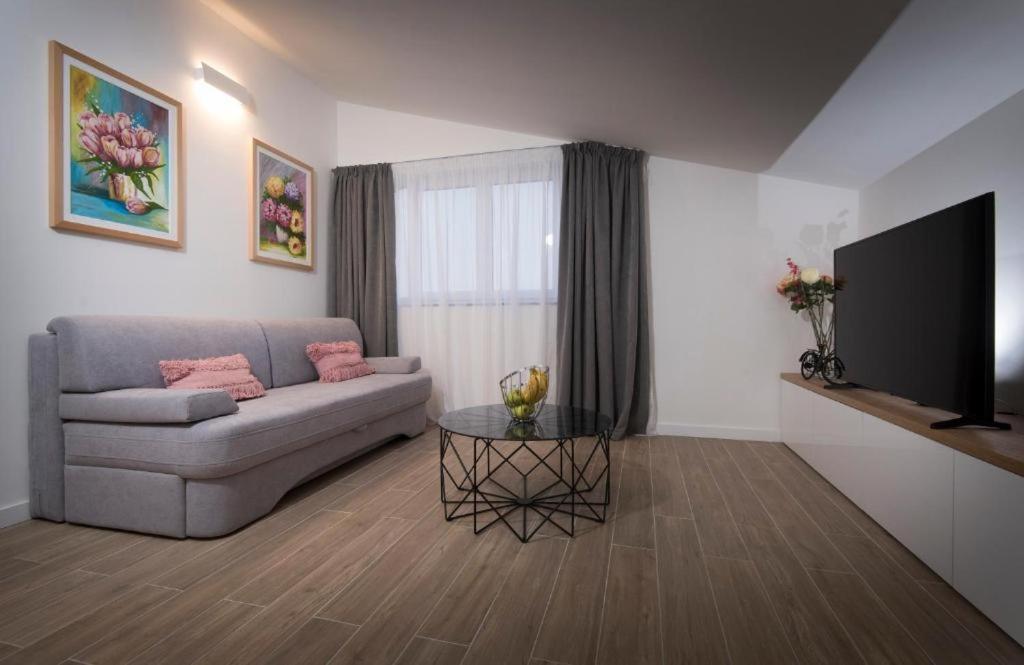 J&j With Swimming Pool Apartment Podstrana