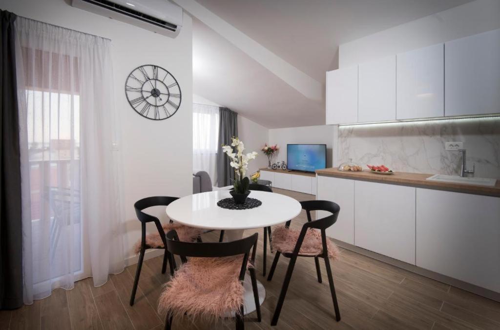 Apartment J&j With Swimming Pool Podstrana