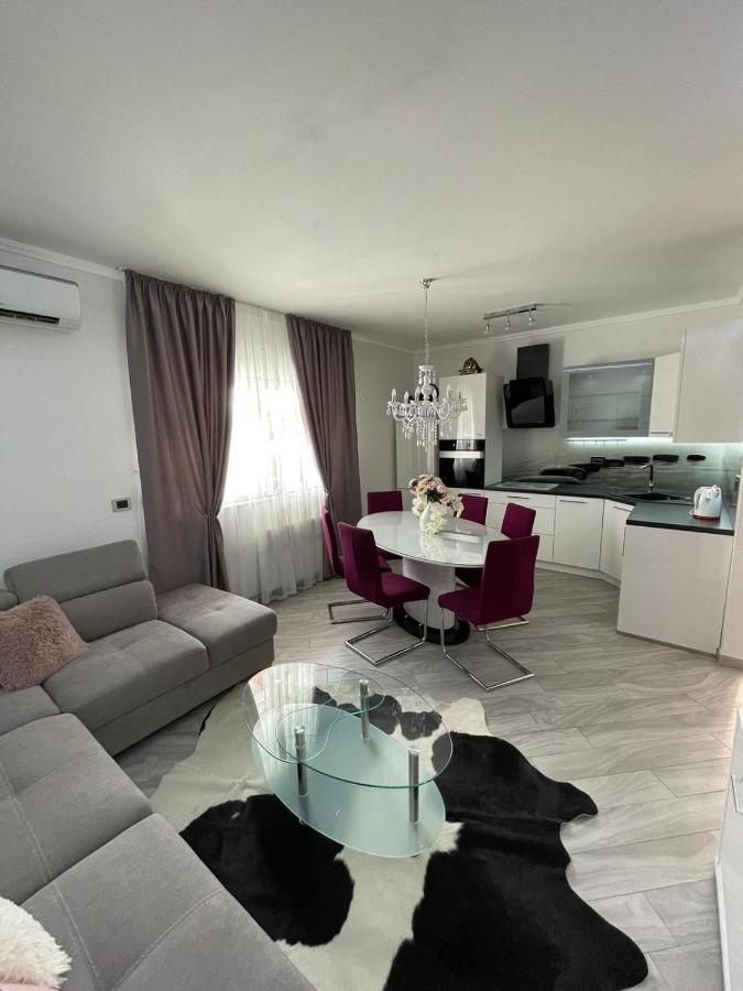 J&j With Swimming Pool Apartment