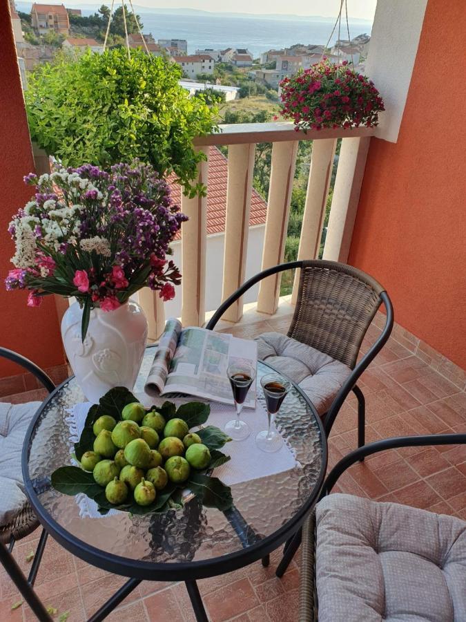 J&j With Swimming Pool Apartment Podstrana