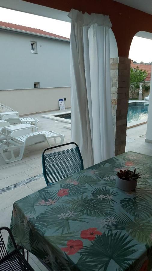 Apartment J&j With Swimming Pool