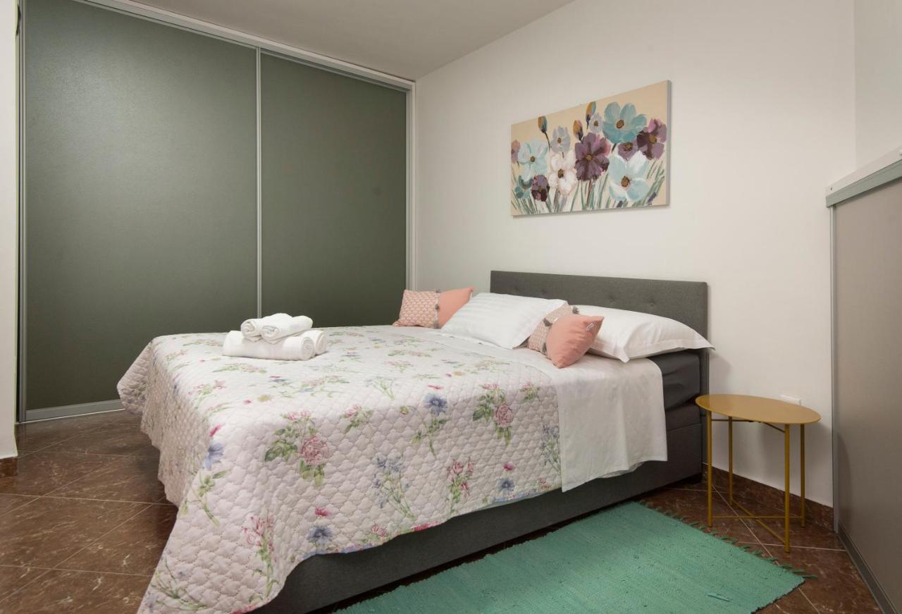 J&j With Swimming Pool Apartment