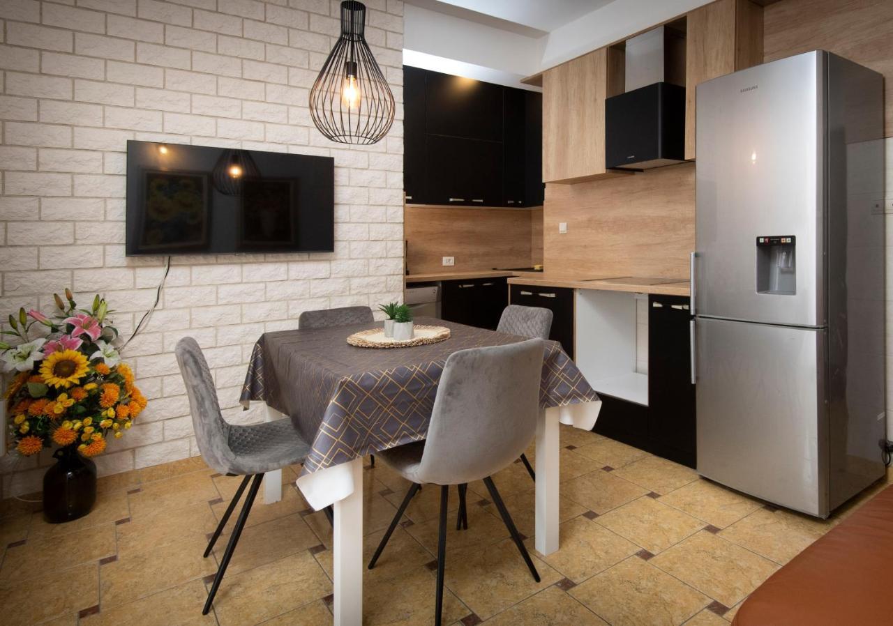 Apartment J&j With Swimming Pool