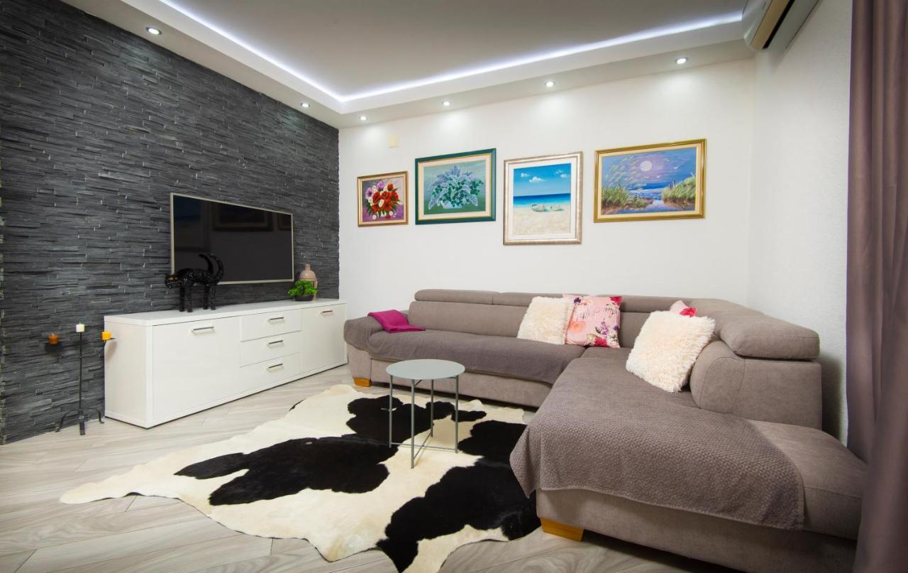 Apartment J&j With Swimming Pool Podstrana
