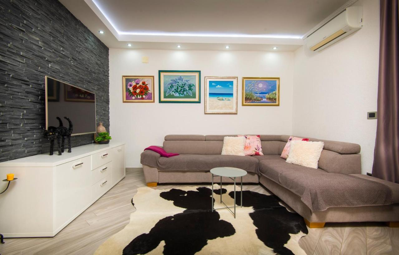 J&j With Swimming Pool Apartment Podstrana