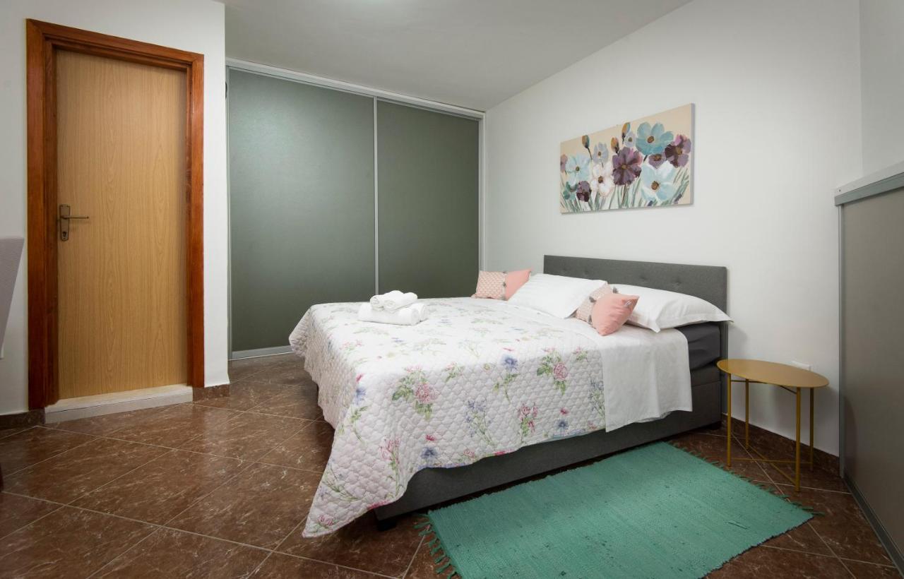 Apartment J&j With Swimming Pool Podstrana
