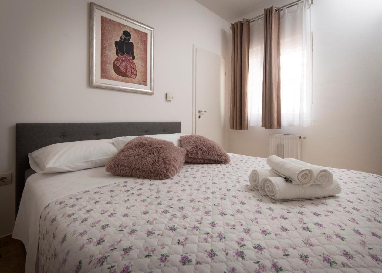 J&j With Swimming Pool Apartment Podstrana