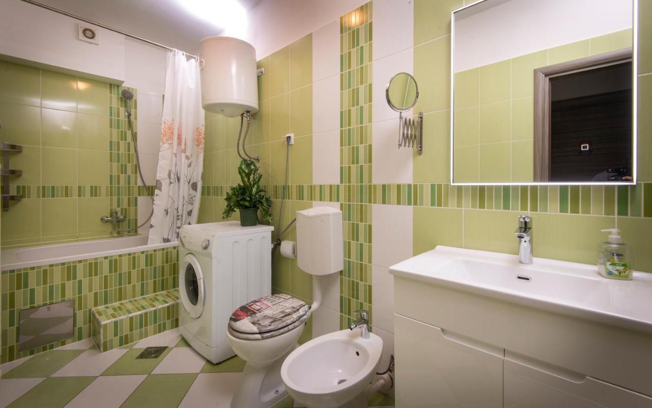 J&j With Swimming Pool Apartment